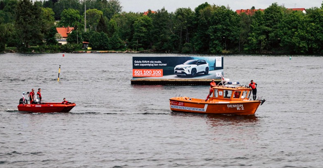 Toyota po krytyce ściąga billboardy z mazurskich jezior 