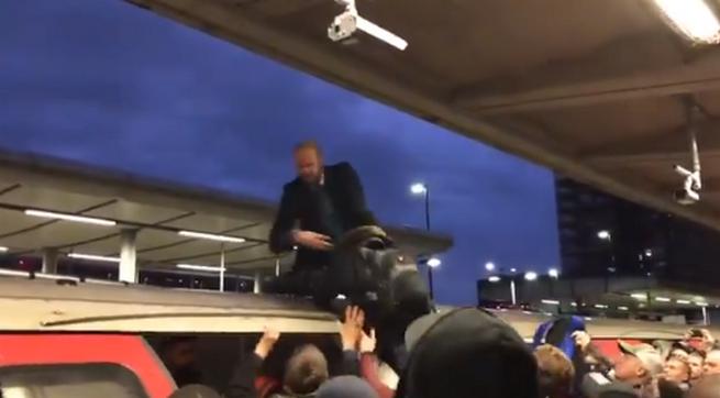 ﻿Londyn: aktywiści klimatyczni zablokowali metro, pasażerowie ich pobili 