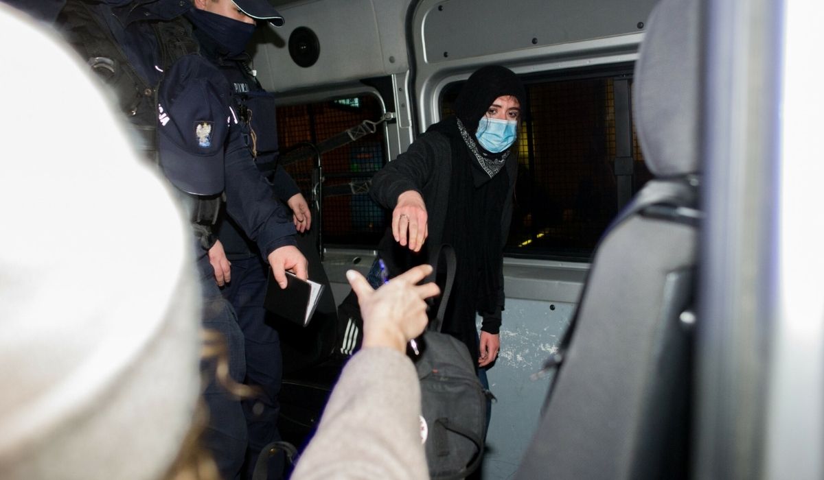 Prokuratura umorzyła sprawę policjanta, który złamał rękę 19-latce na proteście