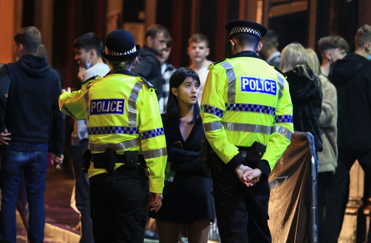 UK: wyszkolone patrole będą chodzić po pubach i weselach i nagrywać ludzi łamiących restrykcje 