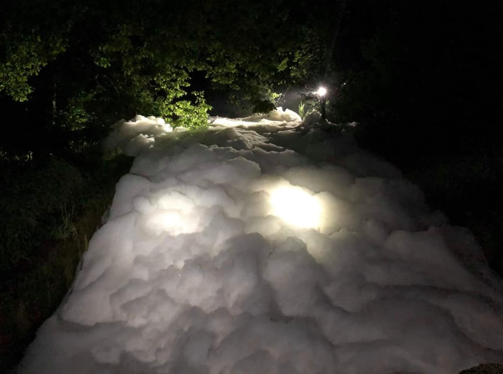 Rzeka w Pruszkowie skażona. Na powierzchni pojawiły się ogromne ilości piany