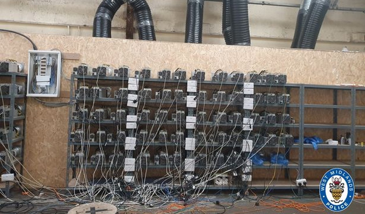 Wielka Brytania: policjanci szukali plantacji marihuany, a znaleźli nielegalnie działającą kopalnię bitcoinów