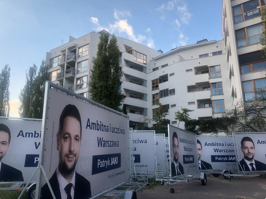 Dużo billboardów z Jakim na terenie Centrum Obsługi Administracji Rządowej