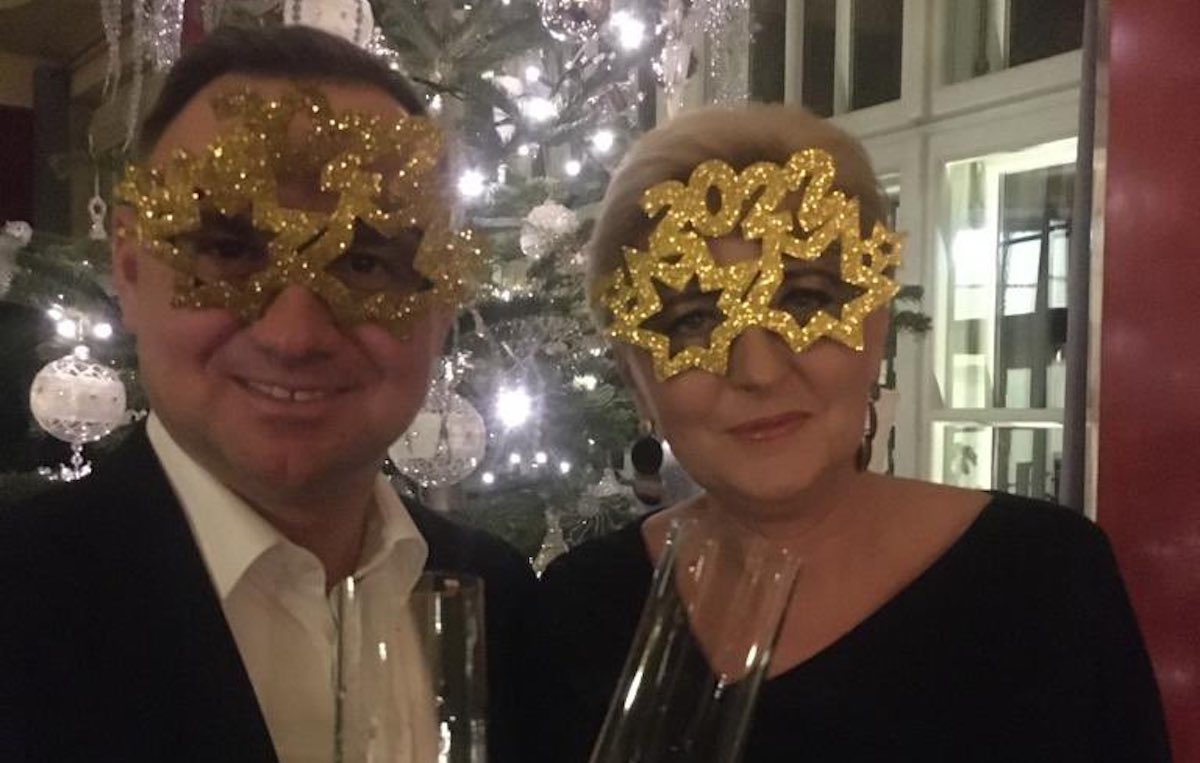 Prezydent Duda pysznie się bawił i dla odmiany gorąco zachęcał do szczepień w Nowym Roku